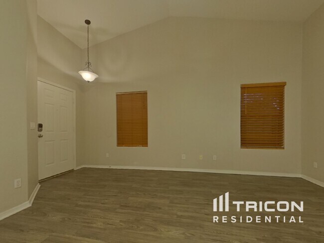 Building Photo - 3921 N 125th Dr
