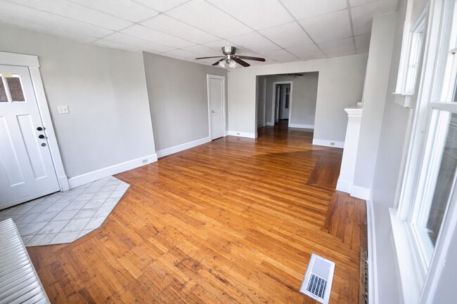 Building Photo - 6606 Dalzell Pl