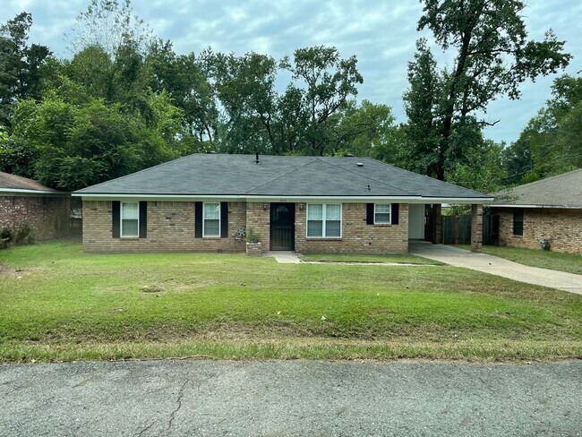 Building Photo - Updated 3 Bedroom off North Market
