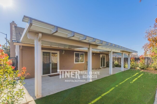 Building Photo - 2240 Moraga Dr