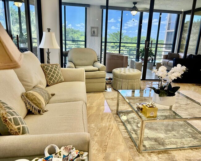 Foto del edificio - 7568 Regency Lake Dr