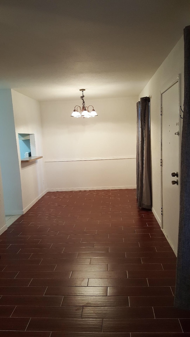 Dining Room - 5550 N Braeswood Blvd