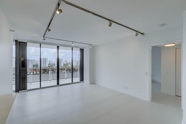 Foto del edificio - 3640 Yacht Club Dr