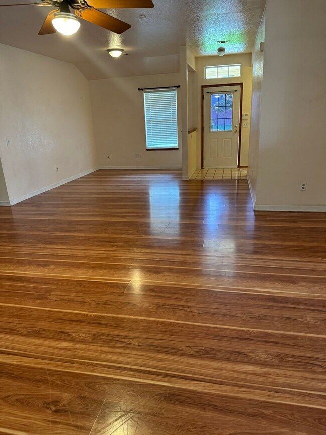 Building Photo - 3 bed/2 bath in Yukon