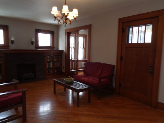 Living area - 715 E Market St