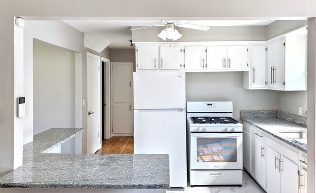 Building Photo - 312 Robinwood Ave