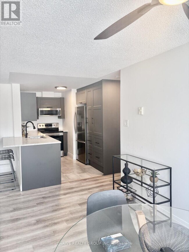 Photo du bâtiment - 77 Base Line Rd W