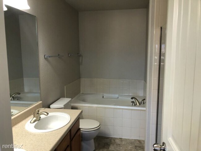 Building Photo - 3 br, 2.5 bath Townhome - 1034 Fountain Me...