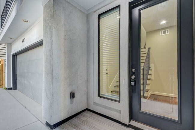 Foto del edificio - Modern Comfort Meets City Living — 3-Story Townhome Ready Now!