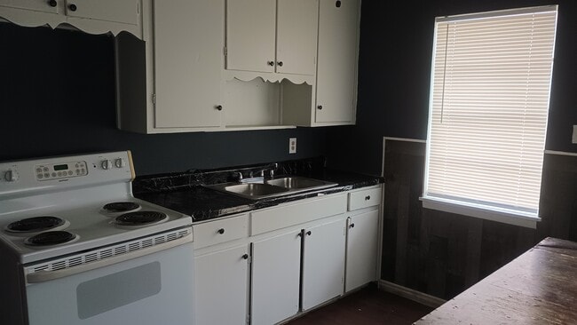 Kitchen. - 1406 Greenwood Ave