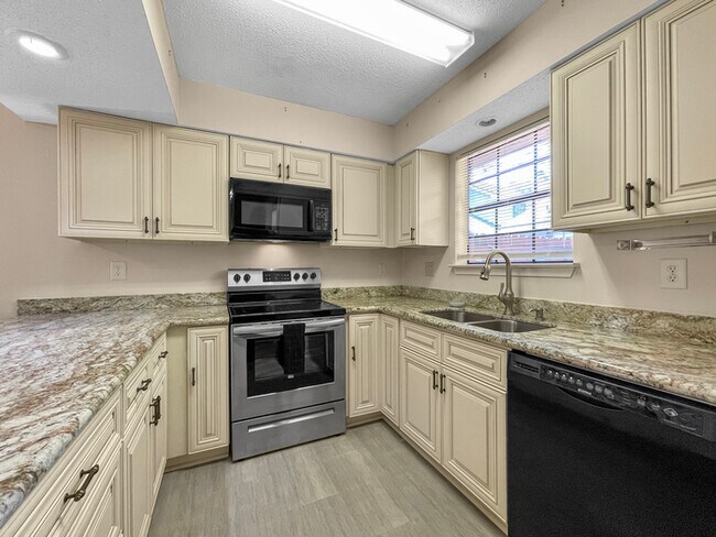Foto del edificio - Spacious home featuring multiple bedrooms ...