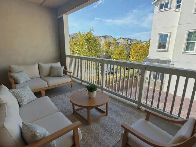 Foto del edificio - Luxury 4BR Home with Dual Side Yards, Putt...