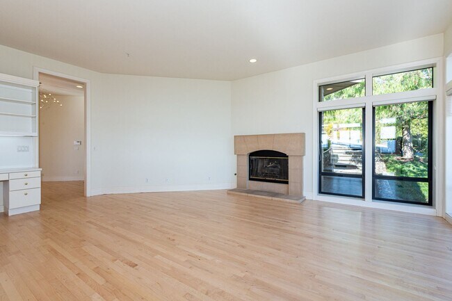 Building Photo - HUGE 4BR/3.5BA 4,012 sqft! Views-views! 2 ...