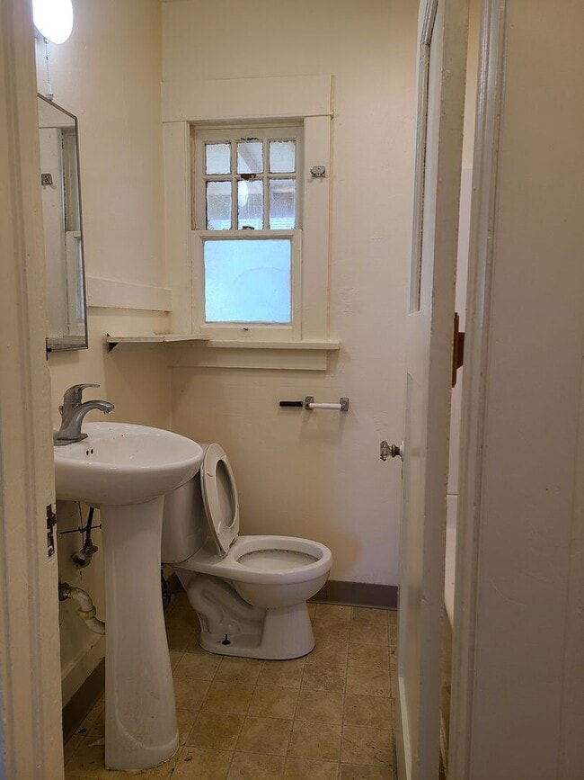 Building Photo - Cozy Home Close to Campus!