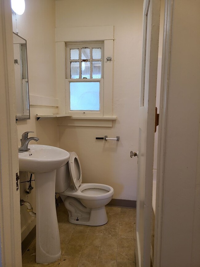 Building Photo - Cozy Home Close to Campus! ***Move-in SPEC...