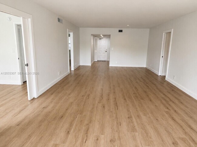 Foto del edificio - 4261 W Palm Aire Dr