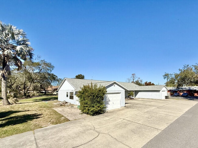 Building Photo - 1159 E Rohe St