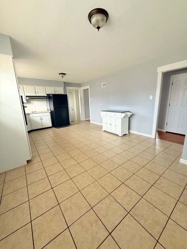 Foto del edificio - Charming 2 Bedroom Home with Bonus Space & Fenced Yard!