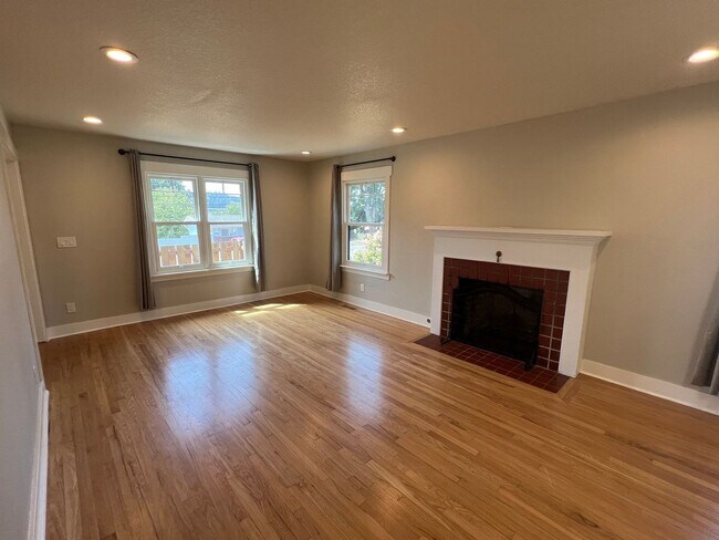 Building Photo - Beautiful & Charming 4-bedroom Home Near M...