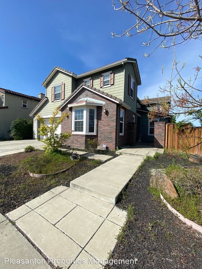 Building Photo - 5 br, 4.5 bath House - 913 Bailey Ct.