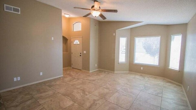 Foto del edificio - 14317 Woods Point Ave