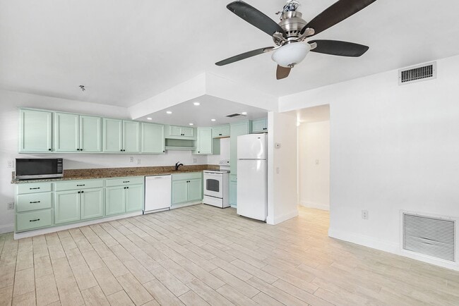 Building Photo - ST PETE APARTMENT FOR RENT!!