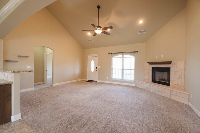 Foto del edificio - Beautiful 4-Bedroom Home with High Ceilings Available for Summer 2026 Pre-Lease