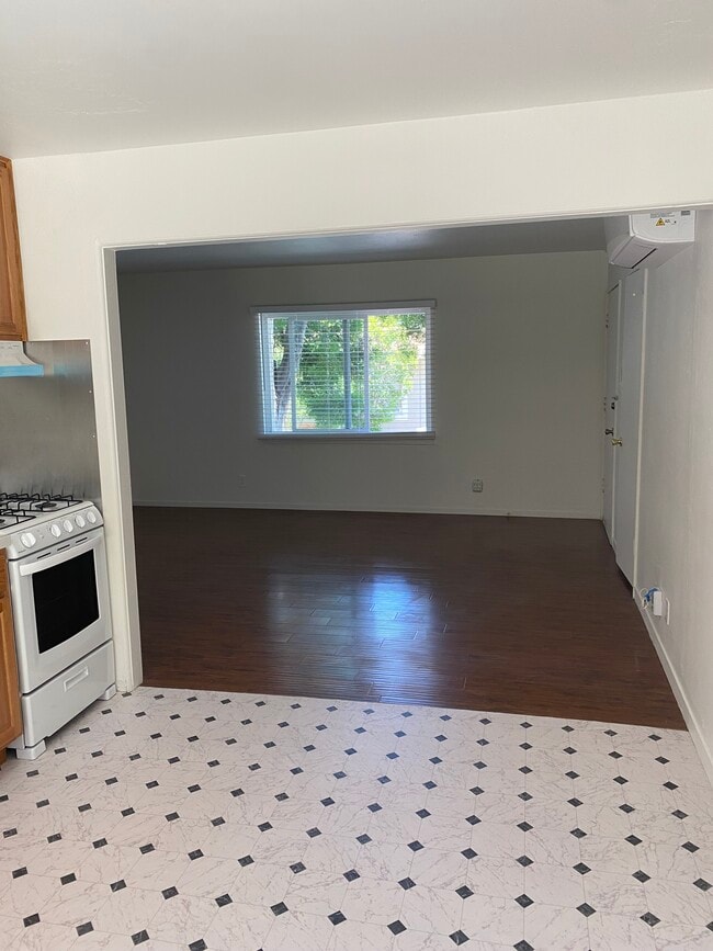 Building Photo - 737 Orinda Ln