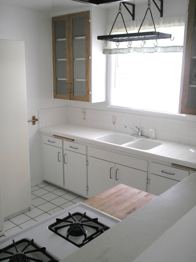 kitchen - 1439 S Crescent Heights Blvd