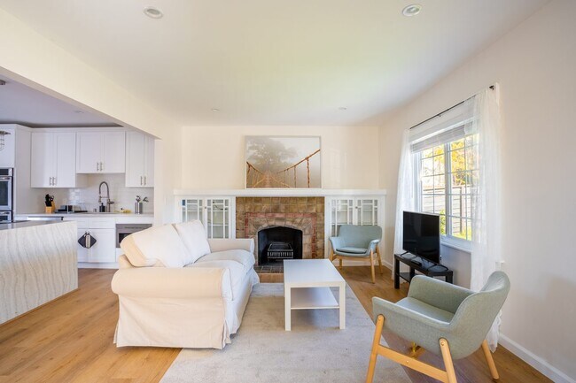 Building Photo - Queen room D in a Newly Added Home in Oak