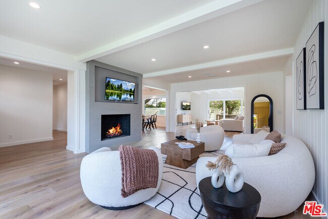 Building Photo - 527 S Bentley Ave