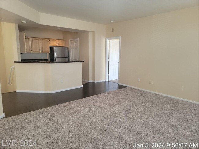 Foto del edificio - GATED 2 BEDROOM TOWNHOME WITH ATTACHED GAR...