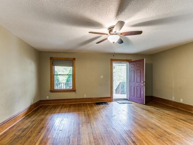 Building Photo - Spacious 5-Bedroom Home Near Drake University