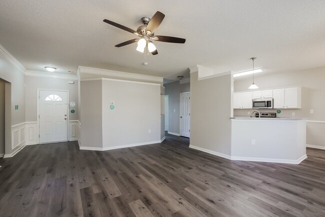 Building Photo - 7021 Chieftain Dr