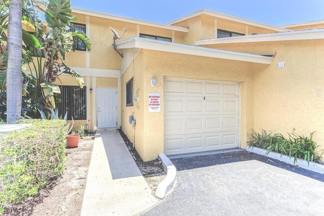 Photo - 660 Coventry St Townhome