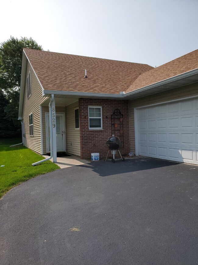 Building Photo - Twin Home in Brooklyn Park - FOR RENT