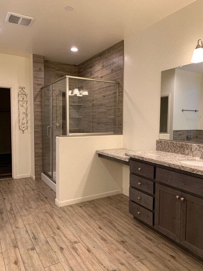 Foto del edificio - 4 Bed 2 BA in great neighborhood