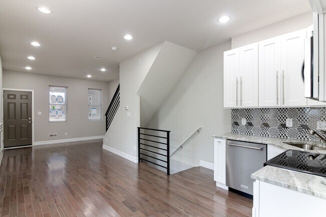 Building Photo - ???RENOVATED HOUSE WITH FULL BASEMENT + HUGE YARD Close to PENN / CHOP / DREXEL