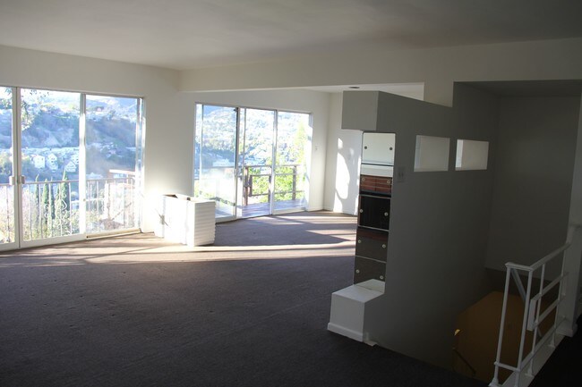 Building Photo - 2115 Micheltorena St
