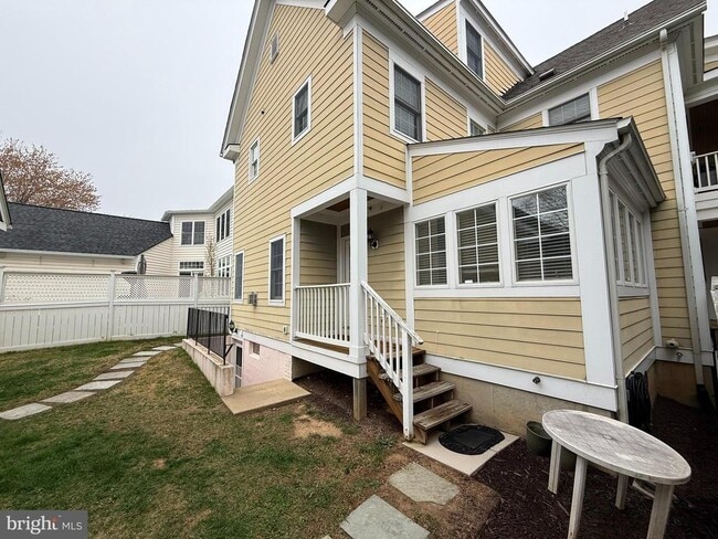 Building Photo - 817 Linslade St