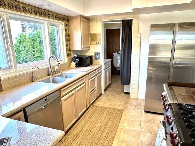 Fully Equipped Kitchen - 3365 Ley Dr