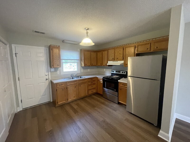 Building Photo - Available April 10th, 2025 or sooner. Desi...
