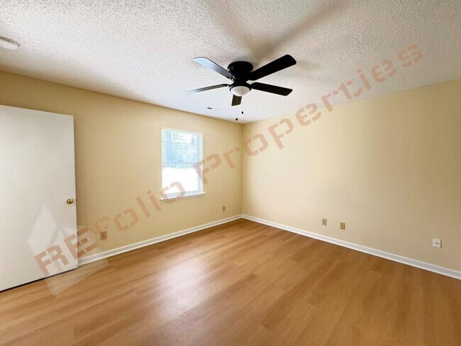 Foto del edificio - 703 Larchwood Dr