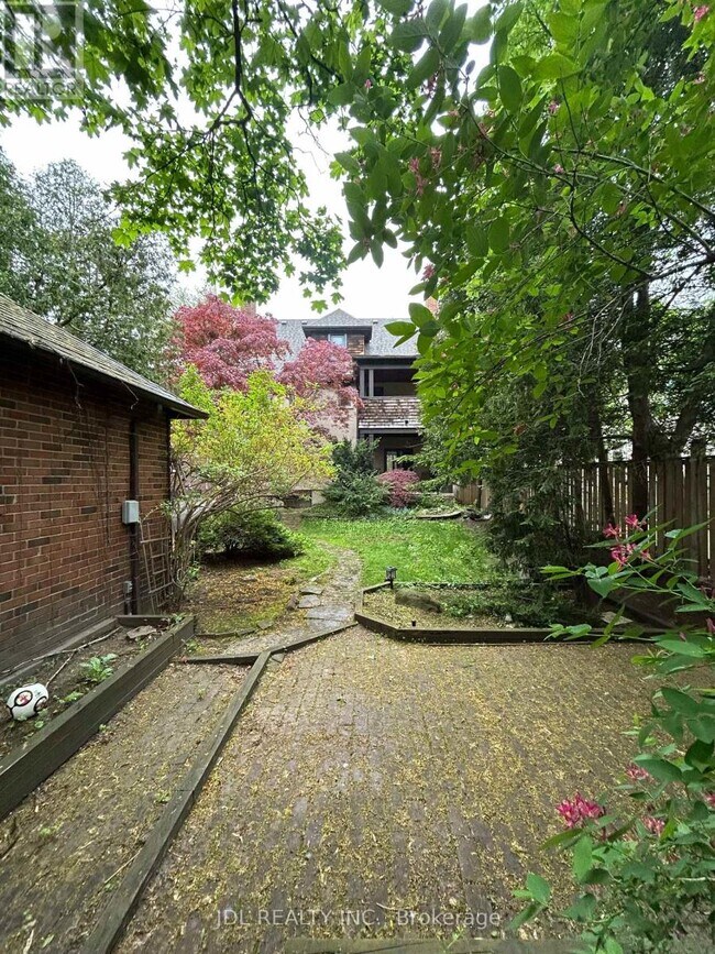 Photo du bâtiment - 19 Glengrove Ave E