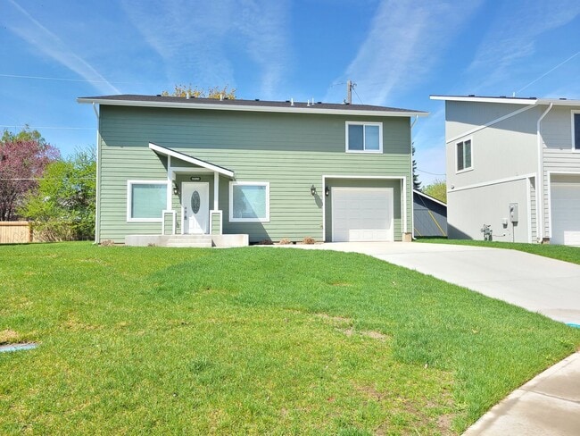 Building Photo - $2,300- 3 Bed / 2 Bath Beautiful Newer Bui...