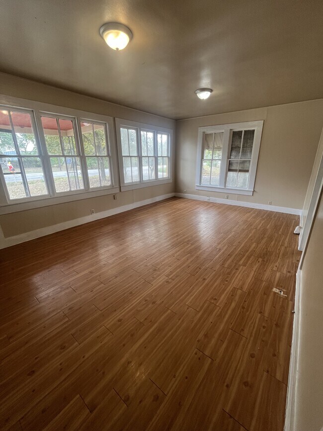 Foto del edificio - 1319 W San Antonio St