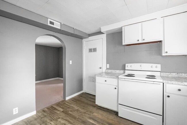 Building Photo - 811 Larned St