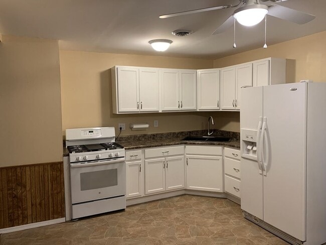 Building Photo - 624 Belmont Dr