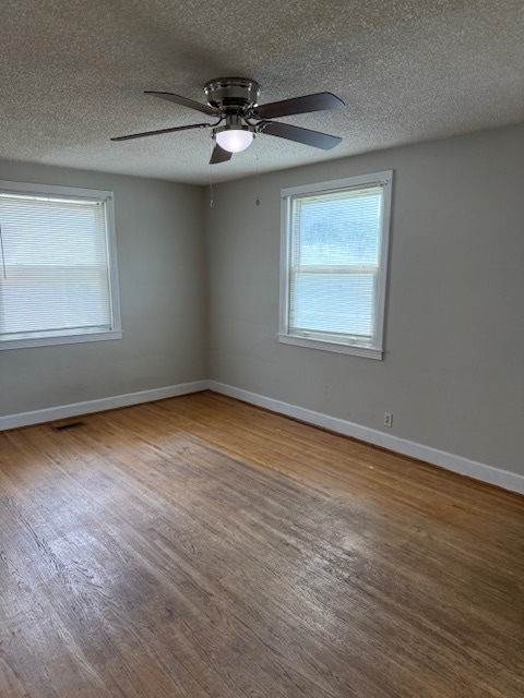 Building Photo - 3BR/1BA with all utilities included and 1-...