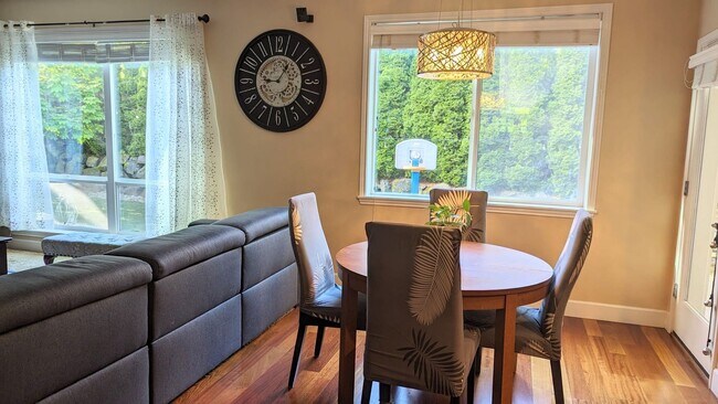 Building Photo - Beautiful 4BD*, 3BA* Single Family Home Lo...